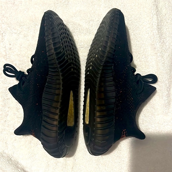 Almost new Yeezy’s boost 350 V2 “Red” - Picture 4 of 6